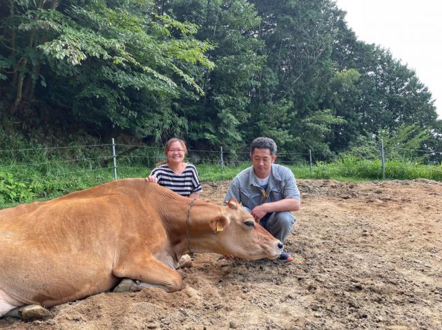 牧場主の大田竜司さん(右)と晴美さん(左)