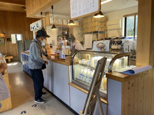 カフェ内のカウンター。牛乳やチーズ、ソフトクリームなど様々な乳製品が販売されています=著者撮影