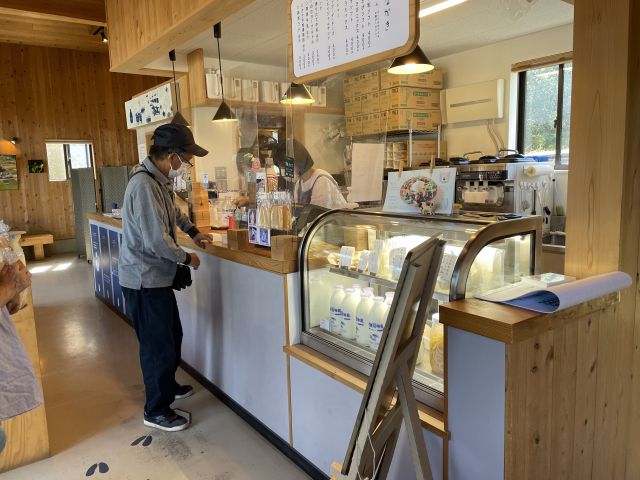 カフェ内のカウンター。牛乳やチーズ、ソフトクリームなど様々な乳製品が販売されています＝著者撮影