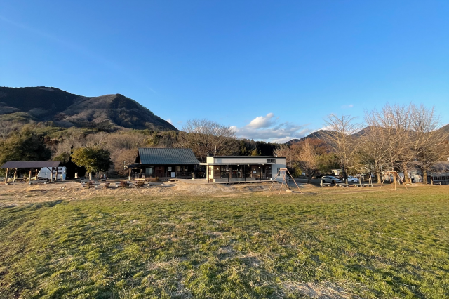 久保アグリファーム内にある「採草地」(手前)。奥にはジェラート工房やチーズ工房などがあります=著者撮影