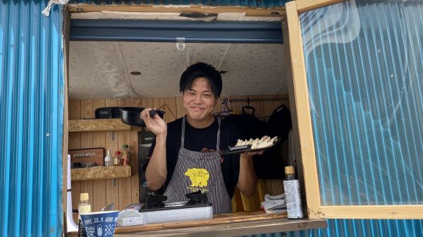 「軽トラキャンピングカー」の様子。