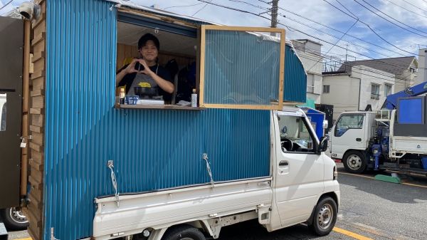 「軽トラキャンピングカー」の様子。