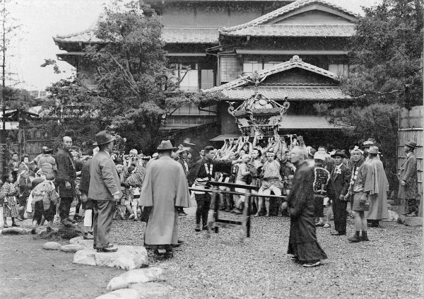 かつては旅館の敷地内で神輿も担がれていた（写真提供：龍名館）