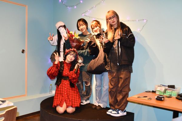 オープニングイベントに登場した岡田彩夢さん（左下）と、サプライズゲストで訪れたfishbowlのメンバーたち=11月1日、静岡市葵区両替町2丁目、滝沢貴大撮影