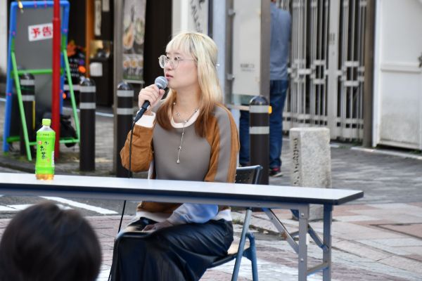 「静岡ディアステージ」の開店を発表するもふくちゃん=10月6日、静岡市、滝沢貴大撮影