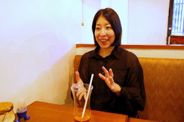 「今のバイト先は、芸人であることを理解してくださっているので、10年間続けてこれました」＝筆者撮影
