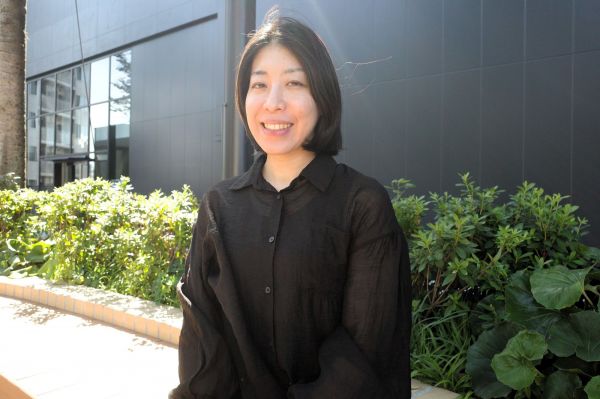 看護師として働きながら、芸人として活動するつるさん。患者さんとのコミュニケーションに、「芸人らしさ」が役立っているといいます＝筆者撮影