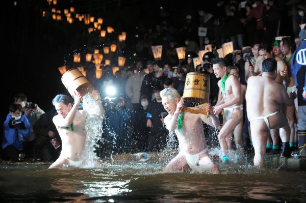 山内川の水で身を清める男衆