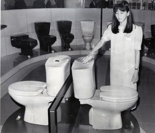 温水洗浄便座が並ぶ東京都内の展示場。1987年当時の価格で30万円もする高級品も並んでいたそうです