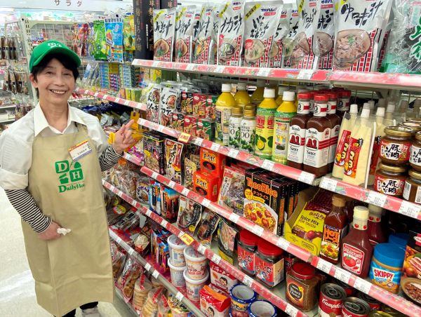 デイリーヤマザキ大正店に並ぶ沖縄商品＝2022年
