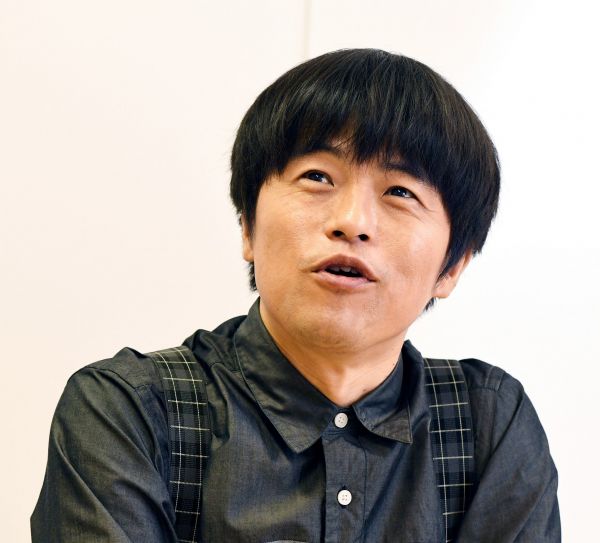 高校球児時代を振り返るバカリズムさん＝2018年5月23日、東京都内、迫和義撮影