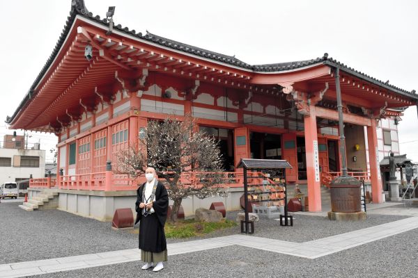 明治期まで罪人を鬼に見立て武士が斬り殺す行事「鬼押さえ」が続いていた津観音の境内。立っているのは第28代住職の岩鶴密伝さん=2021年1月28日、津市大門