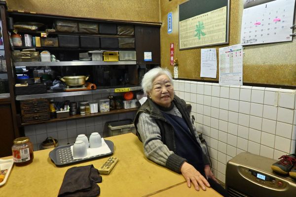 当時の思い出を語る宮岡恵美子さん。店と同い年の93歳です