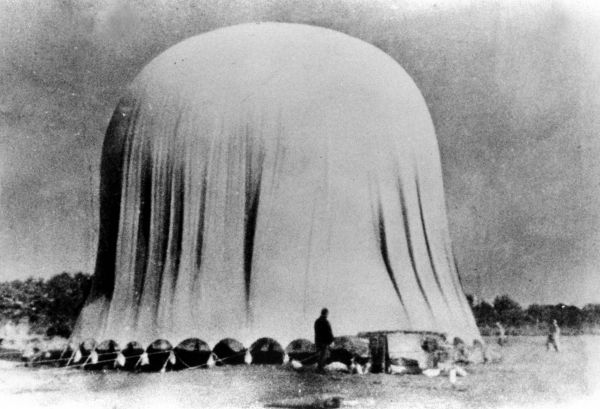 打ち上げ準備中の風船爆弾。1944年11月ごろに撮影された写真だそうです
