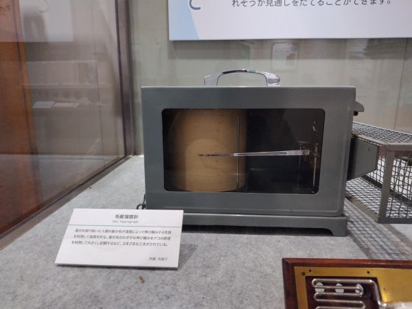 髪の毛が伸び縮みする性質を利用した「毛髪湿度計」