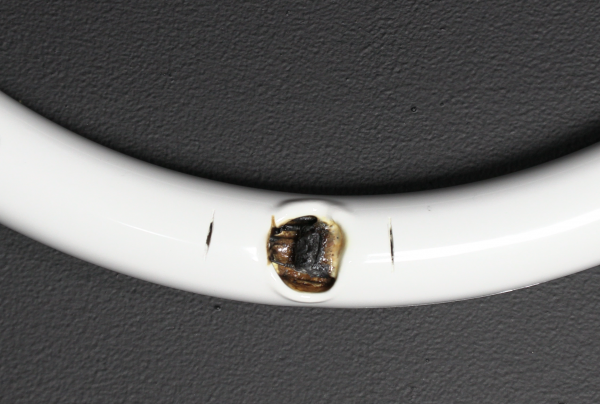 不適切な交換でLEDランプが発熱してしまい、溶融したイメージ