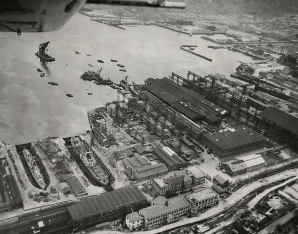 大和が生まれた旧呉海軍工廠。戦後も造船の拠点として活躍しました。1952年撮影