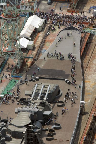 上空から見た大和の実物大セット。艦首部分のみですが、人と比べた時の大きさに圧倒されます