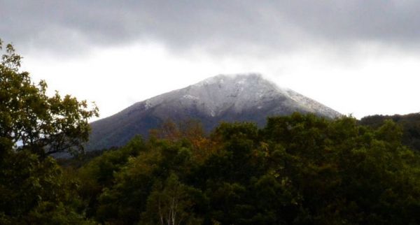 冠雪した八甲田山系