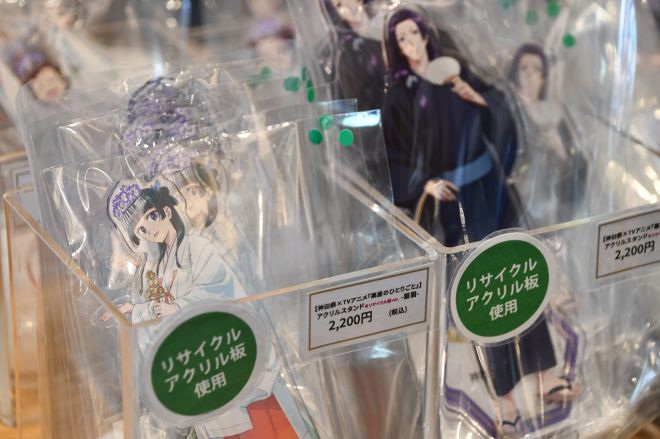 神田明神の文化交流館で販売されている、リサイクルアクリルを使った「薬屋のひとりごと」グッズ