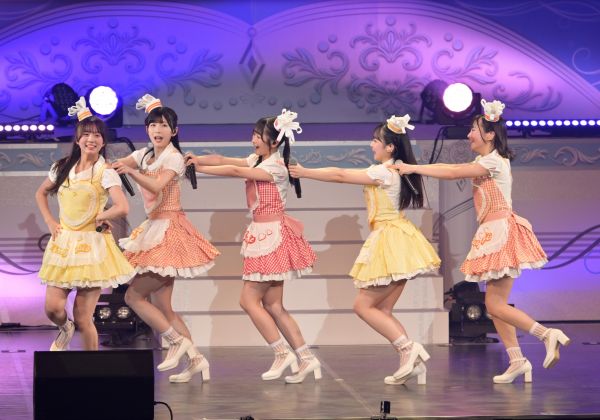 STU48とHKT48のコラボで披露した、私はブルーベリーパイを歌う渋井美奈さん(左)