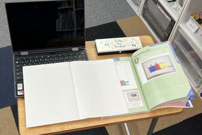 学校でよく使われているサイズの机にノートや筆箱を置くと、パソコンが隠れてしまう
