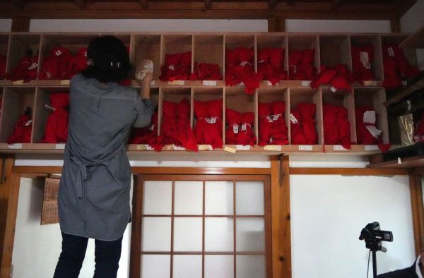 大乗寺で開かれたオシラサマの「コロモガエ」