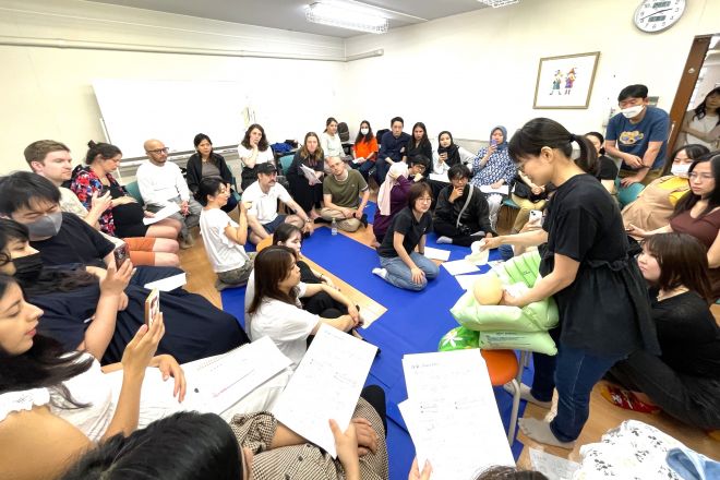 大盛況の外国人親向け赤ちゃん講習会