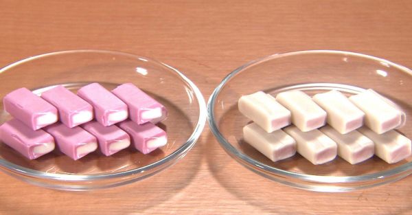 内と外が逆転したハイチュウ（左）