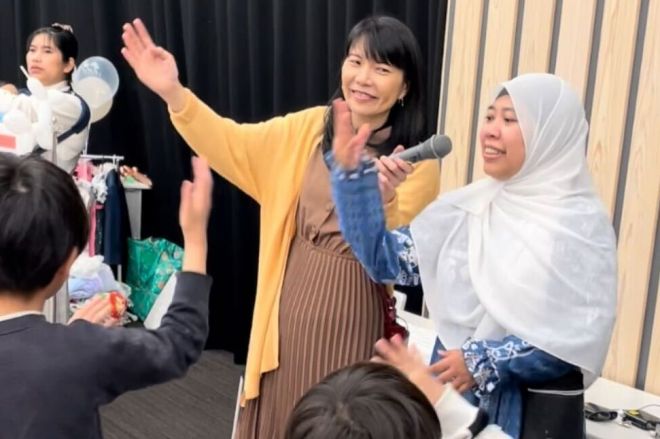 日本で子育てをする各国のママたちを集めた「多文化子育てフェスティバル」。NPO法人「Mother's Tree Japan(マザーズツリージャパン)」が主催する。マイクを持っているのが事務局長の坪野谷知美さん