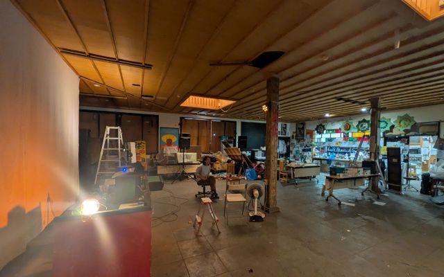 食堂の中。前日夜には寮祭企画のひとつでDJイベントが開かれていた