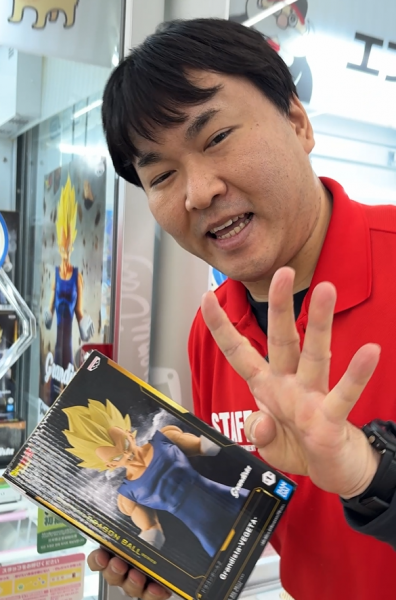 4手で景品をゲットした達人・五十嵐直也さん=河原夏季撮影、©バード・スタジオ/集英社・東映アニメーション ※画像の景品は、現在は取り扱いが無い場合があります