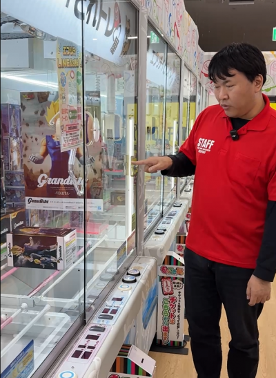クレーンゲームの「達人」が箱型の景品をとるときのポイントを教えてくれました＝河原夏季撮影、©バード・スタジオ／集英社・東映アニメーション　※画像の景品は、現在は取り扱いが無い場合があります
