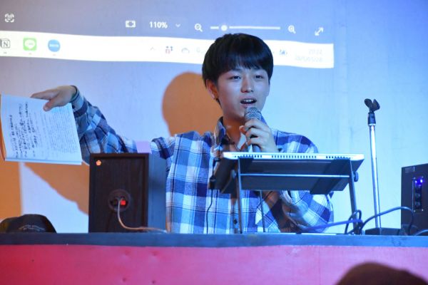 お土産話を披露するレース参加者
