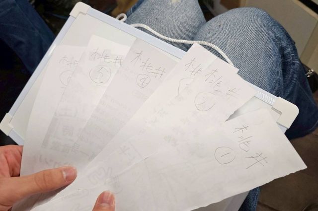 ドライバーの名前が書かれたくじ
