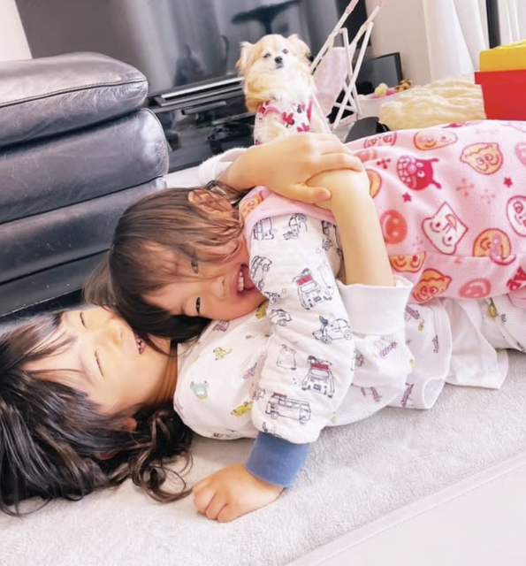 岡田さんの長男と長女。現在、千葉に在住の岡田さん。子育てしやすい千葉エリアでも、人を育てる事業をしていきたいと語ります＝岡田さん提供
