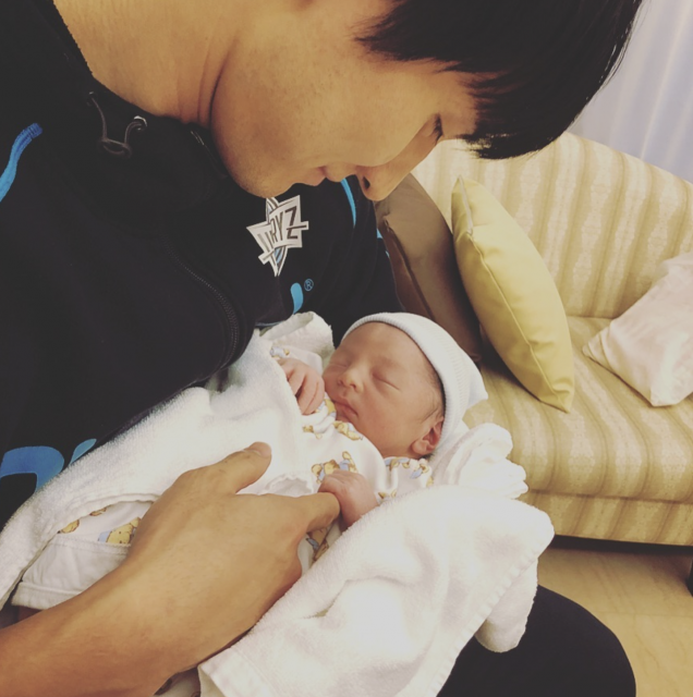 長男が生まれた時の岡田さん＝岡田さん提供