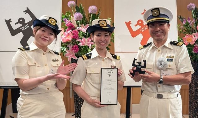 ギャラクシー賞の贈賞式に出席した「海上保安官物語」の制作に携わった小倉正史さん（右端）ら職員=第3管区海上保安本部提供
