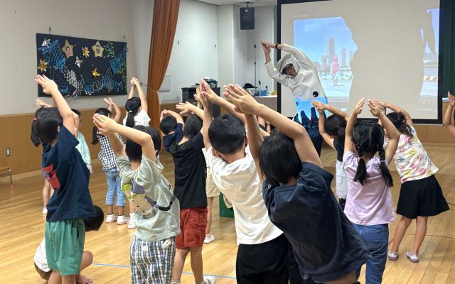 みんなで一緒に「イカ体操」