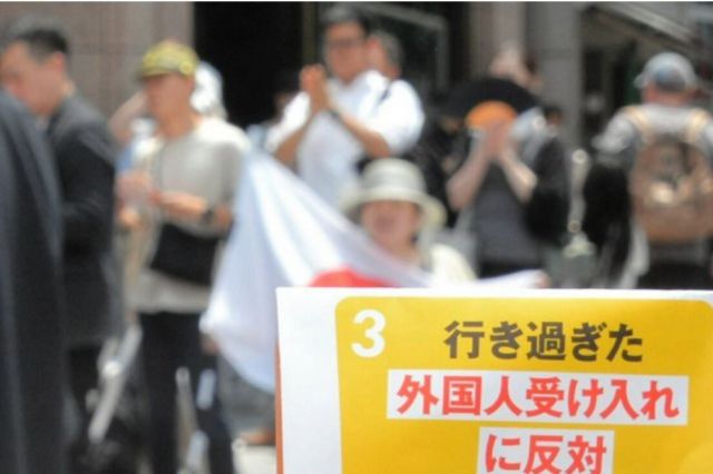 参院選で、外国人への規制強化などを主張する政党の街頭演説を聴く有権者ら=東京都中央区、山本知佳撮影