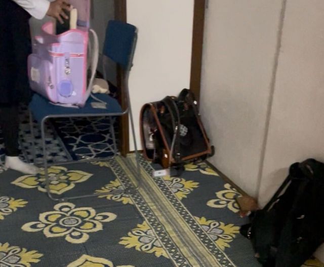 モスクの礼拝室前には、子どもたちのランドセルが並んでいた