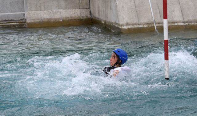 川を想定したコースで流される参加者