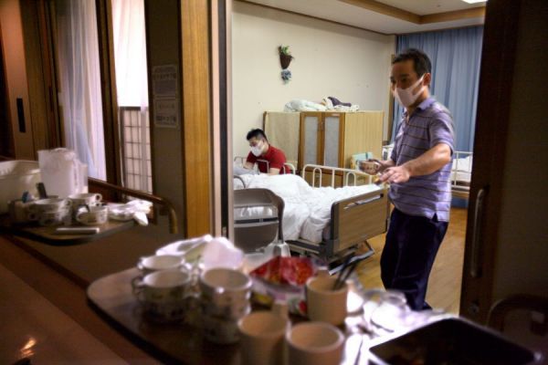とある特別養護老人ホーム。夜勤の介護職員は休みなく入所者の世話を続ける