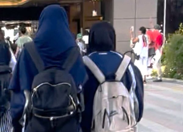 ヒジャブ姿の中学生の前で「外国人問題にメスを入れる」と叫ぶ街頭演説