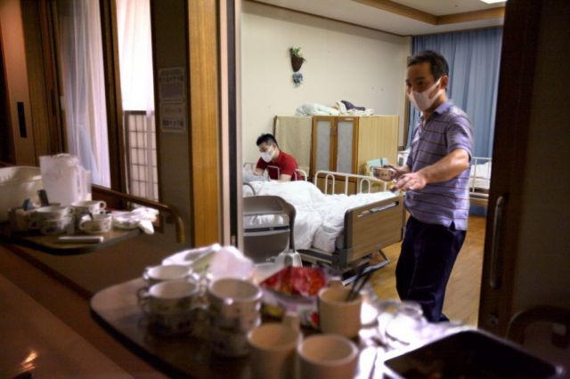 夜勤の介護職員は休みなく入所者の世話を続ける（写真と本文は直接関係ありません）