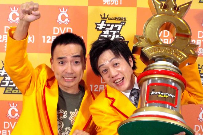 2013年、キングオブコントで優勝した際のかもめんたる・岩崎う大（左）と槙尾ユウスケ