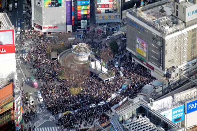 JR新宿駅からあふれた群衆＝2011年3月１１日夕、東京都新宿区