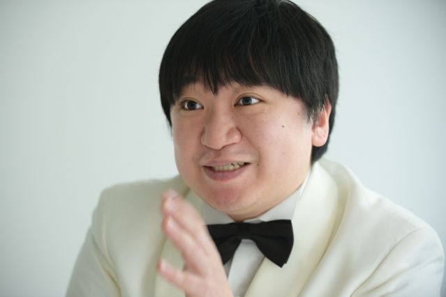 母親との思い出を語る「ニッポンの社長」のケツさん＝2020年、大阪市中央区、滝沢美穂子撮影