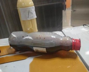 容器が変形し、中身が漏れ出したペットボトル