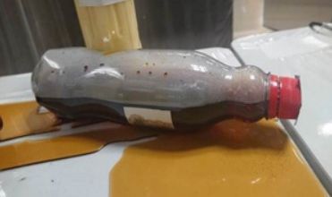 東京都が行った実験で、容器が変形・転倒し、中身が漏れ出した炭酸飲料
